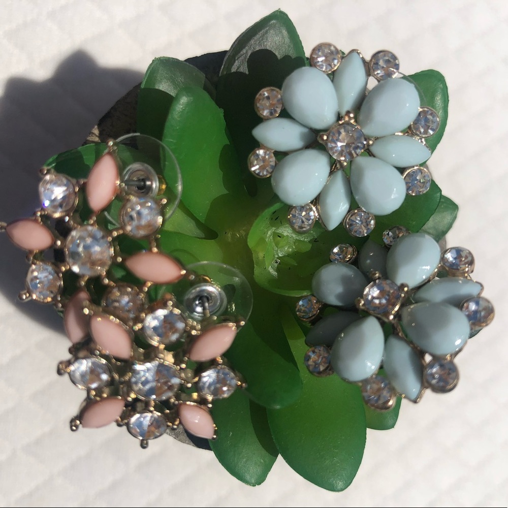 Beautiful bundle of flowery classic earrings ✨ Timeless feel✨ - Picture 4 of 12